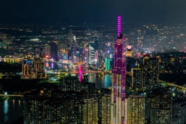 Tòa nhà Landmark 81 đã thắp sáng màu hồng nhằm hưởng ứng Tháng hành động phòng chống ung thư vú. (Ảnh: PV/Vietnam+)