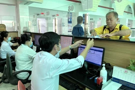 Người dân làm thủ tục khám chữa bệnh tại Tây Ninh. (Ảnh: Đức Hạnh/TTXVN)