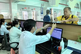 Người dân làm thủ tục khám chữa bệnh tại Tây Ninh. (Ảnh: Đức Hạnh/TTXVN)