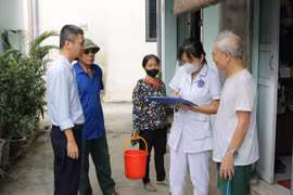 Nhân viên y tế Trạm Y tế xã Vân Đình kiểm tra công tác phòng chống dịch. (Ảnh: PV/Vietnam+)