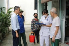 Nhân viên y tế Trạm Y tế xã Vân Đình kiểm tra công tác phòng chống dịch. (Ảnh: PV/Vietnam+)