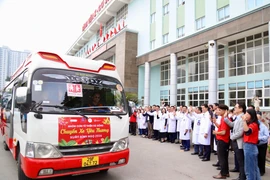 Sau Bữa cơm tất niên, trong buổi chiều người bệnh và gia đình được trở về quê đón Tết trên hành trình những Chuyến xe yêu thương miễn phí. (Ảnh: PV/Vietnam+)