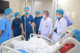 Các bác sỹ Bệnh viện E cấp cứu và điều trị cho bệnh nhân. (Ảnh: PV/Vietnam+)