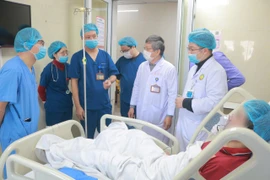 Các bác sỹ Bệnh viện E cấp cứu và điều trị cho bệnh nhân. (Ảnh: PV/Vietnam+)