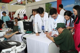 Người dân đã được trải nghiệm dịch vụ y tế hiện đại tại gian trưng bày của Bộ Y tế. (Ảnh: PV/Vietnam+)