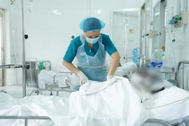 Các bác sĩ Bệnh viện Chợ Rẫy điều trị tích cực cho một bệnh nhân. (Ảnh: TTXVN phát) 