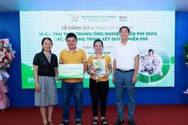 Anh Nho và chị Ngọ phấn khởi khi là một trong 10 gia đình may mắn nhận được gói hỗ trợ miễn phí 100% chi phí thực hiện IVF năm 2024. (Ảnh: PV/Vietnam+)