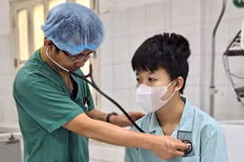 Bác sĩ theo dõi, khám lại cho bệnh nhân sau ghép tim. (Ảnh: PV/Vietnam+)