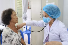 Khám sức khỏe tổng quát miễn phí cho người cao tuổi tại Thành phố Hồ Chí Minh. (Ảnh: TTXVN/Vietnam+)