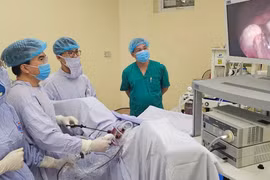Các bác sỹ thực hiện ca phẫu thuật nội soi cho bệnh nhân. (Ảnh: PV/Vietnam+)