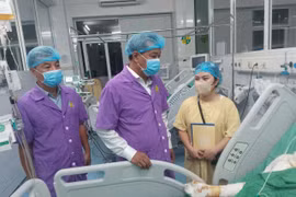 Phó Giám đốc Sở Y tế Hà Nội Đinh Hồng Phong thăm hỏi nạn nhân vụ cháy tại phường Kiến Hưng, Hà Nội. (Ảnh: PV/Vietnam+)