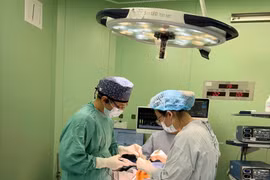 Các bác sỹ thực hiện ca phẫu thuật cho bệnh nhân. (Ảnh: PV/Vietnam+)