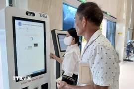Hướng dẫn người dân đăng ký khám, chữa bệnh và thanh toán viện phí qua căn cước công dân gắn chíp. (Ảnh: Mỹ Hà/TTXVN)