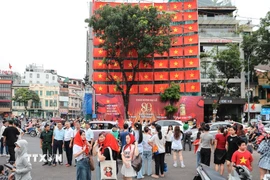 Đông đảo người dân Thủ Đô chụp ảnh check-in tại quảng trường Đông Kinh Nghĩa Thục. (Ảnh: Lê Đông/TTXVN)