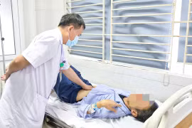 Bác sỹ theo dõi sức khỏe cho một bệnh nhân mắc sốt rét từ châu Phi trở về. (Ảnh: PV/Vietnam+)