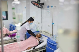 Nhân viên y tế theo dõi sức khỏe cho người bệnh đang điều trị tại Bệnh viện K. (Ảnh: TTXVN/Vietnam+)