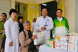 Chương trình khám bệnh, tư vấn sức khỏe và phát thuốc miễn phí cho đồng bào các dân tộc tại xã Chiêm Hóa, tỉnh Tuyên Quang. (Ảnh: PV/Vietnam+)