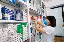 Nhân viên y tế làm công tác cấp phát thuốc tại một bệnh viện. (Ảnh: T.G/Vietnam+)