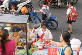 Các cơ sở kinh doanh dịch vụ ăn uống, thức ăn đường phố ngày càng phổ biến. (Ảnh: TTXVN/Vietnam+)