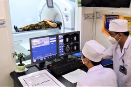 Đầu tư các trang thiết bị hiện đại phục vụ công tác khám, chữa bệnh cho bệnh nhân. (Ảnh: TTXVN phát)