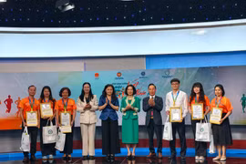 Thứ trưởng Bộ Y tế Nguyễn Thị Liên Hương và bà Nguyễn Thị Sự - Phó Tổng Giám đốc Thông tấn xã Việt Nam trao các giải thưởng. (Ảnh: PV/Vietnam+)