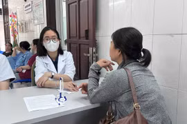 Bệnh nhân đến khám, tư vấn tại Viện Sức khỏe Tâm thần (Bệnh viện Bạch Mai). (Ảnh: PV/Vietnam+)