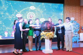 Các đại biểu chính thức khai trương Tổng đài điện thoại quốc gia về phòng, chống mua bán người 111. (Ảnh: PV/Vietnam+)