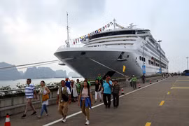 Tàu biển Pacific World đưa khoảng 1.700 du khách đến Quảng Ninh. (Ảnh: Đức Hiếu/TTXVN)
