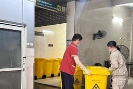 Nhân viên làm công tác xử lý chất thải y tế nguy hại tại Bệnh viện Bạch Mai. (Ảnh: PV/Vietnam+)