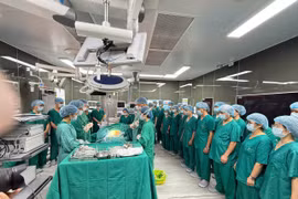 Các y, bác sỹ Bệnh viện Thanh Nhàn tri ân người hiến tạng. (Ảnh: PV/Vietnam+)