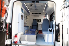 Bên trong xe cứu thương được trang bị thiết bị y tế hiện đại. (Ảnh: TTXVN)