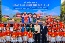 Các đại biểu chụp ảnh tại Lễ mít-tinh hưởng ứng Ngày Sức khỏe Thế giới năm 2025. (Ảnh: PV/Vietnam+)