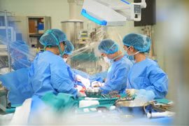 Các bác sỹ Bệnh viện Trung ương Quân đội 108 thực hiện ca ghép gan. (Ảnh: PV/Vietnam+)