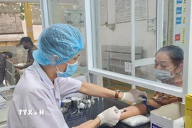 Lấy máu xét nghiệm cho người bệnh. (Ảnh: Mai Trang/TTXVN)