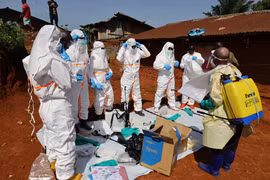 Nhân viên y tế mặc trang phục bảo hộ trước khi điều trị cho bệnh nhân mắc Ebola tại tỉnh Ituri, CHDC Congo ngày 24/5/2026. (Ảnh: THX/TTXVN) 
