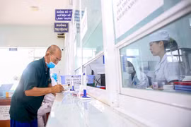 Người dân làm thủ tục khám chữa bệnh bảo hiểm y tế. (Ảnh: TTXVN)