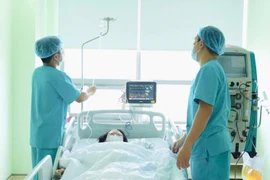 Các bác sỹ theo dõi sức khỏe cho bệnh nhân sau ca ghép gan. (Ảnh: PV/Vietnam+)