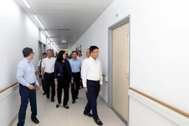 Phó Thủ tướng Chính phủ Lê Thành Long dẫn đầu đoàn công tác đi kiểm tra thực tế tại Bệnh viện Hữu nghị Việt Đức cơ sở 2 tại Ninh Bình. (Ảnh: Đại Nghĩa/TTXVN)