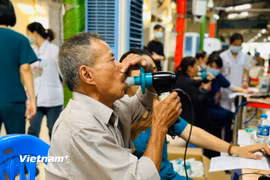 Người dân khám hô hấp sàng lọc bệnh hen phế quản và COPD tại Bệnh viện Bạch Mai. (Ảnh: T.G/Vietnam+)