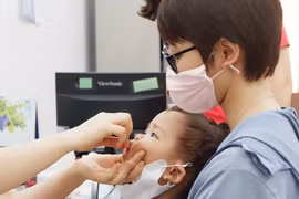 Nhân viên y tế cho trẻ uống Vitamin A. (Ảnh: PV/Vietnam+)