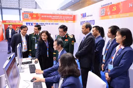 Đại tướng Nguyễn Trọng Nghĩa thăm khu vực tác nghiệp TTXVN