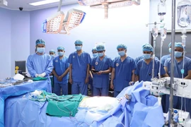 Đội ngũ y bác sỹ tri ân nghĩa cử cao đẹp của người hiến tạng. (Ảnh: PV/Vietnam+)