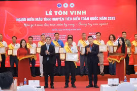 Chương trình Tôn vinh người hiến máu tình nguyện tiêu biểu toàn quốc năm 2025. (Ảnh: Minh Quyết/Vietnam+)