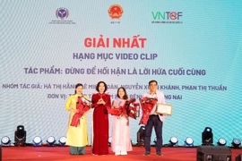 Thứ trưởng Bộ Y tế trao cho các tác giả đoạt Giải Nhất ở Hạng mục video clip. (Ảnh: PV/Vietnam+)