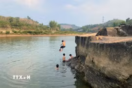 Đẩy mạnh truyền thông, giáo dục kiến thức, kỹ năng phòng, chống đuối nước cho trẻ em, gia đình và cộng đồng. (Ảnh: TTXVN)