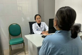 Bác sỹ Viện Sức khỏe Tâm thần theo dõi sức khỏe cho một bệnh nhân trong tình trạng sa sút trí tuệ. (Ảnh: PV/Vietnam+)