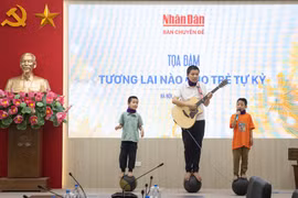 Các trẻ tự kỷ biểu diễn các tiết mục văn nghệ tại tọa đàm. (Ảnh: PV/Vietnam+)