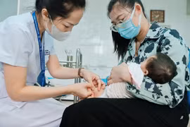 Cần cho trẻ đi tiêm phòng theo đúng độ tuổi. (Ảnh: Minh Quyết/TTXVN)