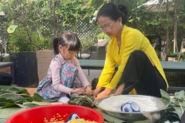 Một cách đơn giản để chăm sóc sức khỏe tinh thần dịp Tết là mỗi người tự thưởng cho mình một bữa ăn ngon với món ăn yêu thích. (Ảnh: TTXVN/Vietnam+)