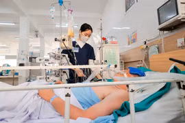 Nhân viên y tế chăm sóc cho bệnh nhân. (Ảnh: Minh Quyết/TTXVN)